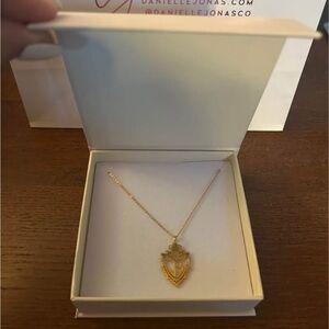 Elegant Gold Pendant Necklace